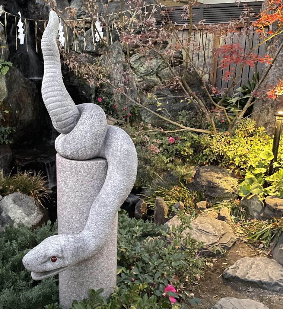 🐍 뱀굴 신사(헤비쿠보 진자)